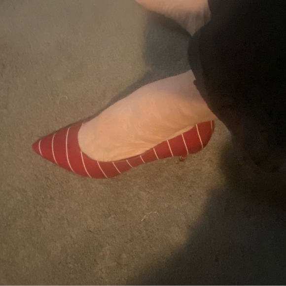 Candy stripe .. 2 1/2 inch heels.  ￼Shoe clips not included 
How cute 🎄🎄🎄 - Picture 6 of 9